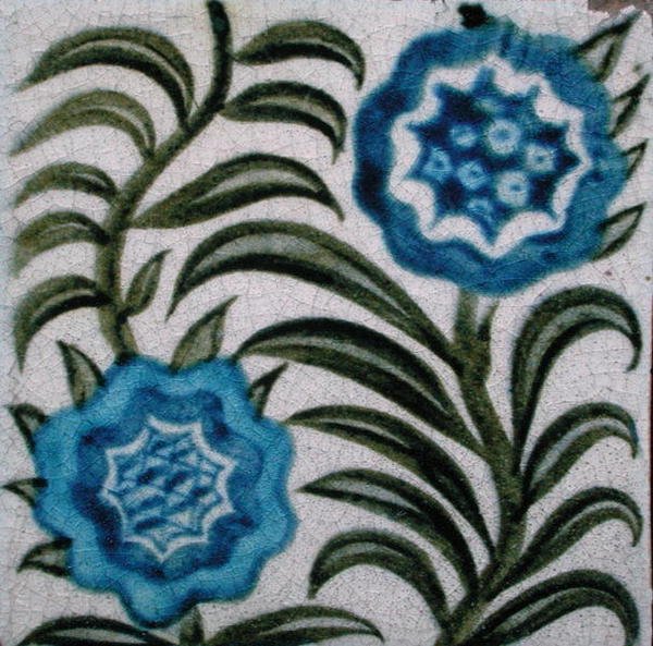 Płytka ze stylizowanymi kwiatami (ceramiczna) autorstwa William de Morgan