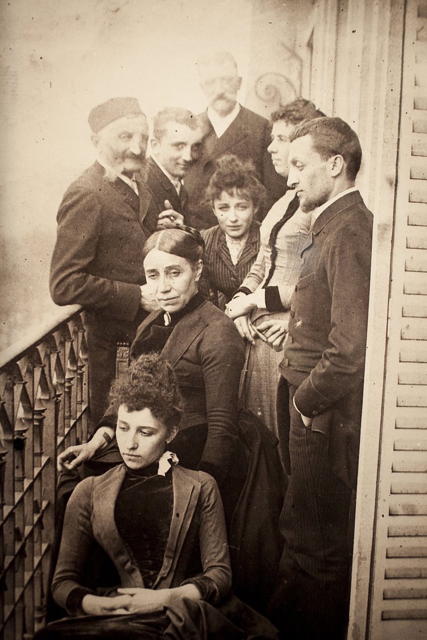 Rodzina Claudel, Jessie Lipscomb, Ferdinand de Massary i jego ojciec na balkonie mieszkania przy 31 boulevard de Port Royal. (Na pierwszym planie: Louise (ur. 1866), za nią Madame Claudel (ur. Louise Athanaise Brains w 1840) i Camille (1864- autorstwa William Elborne