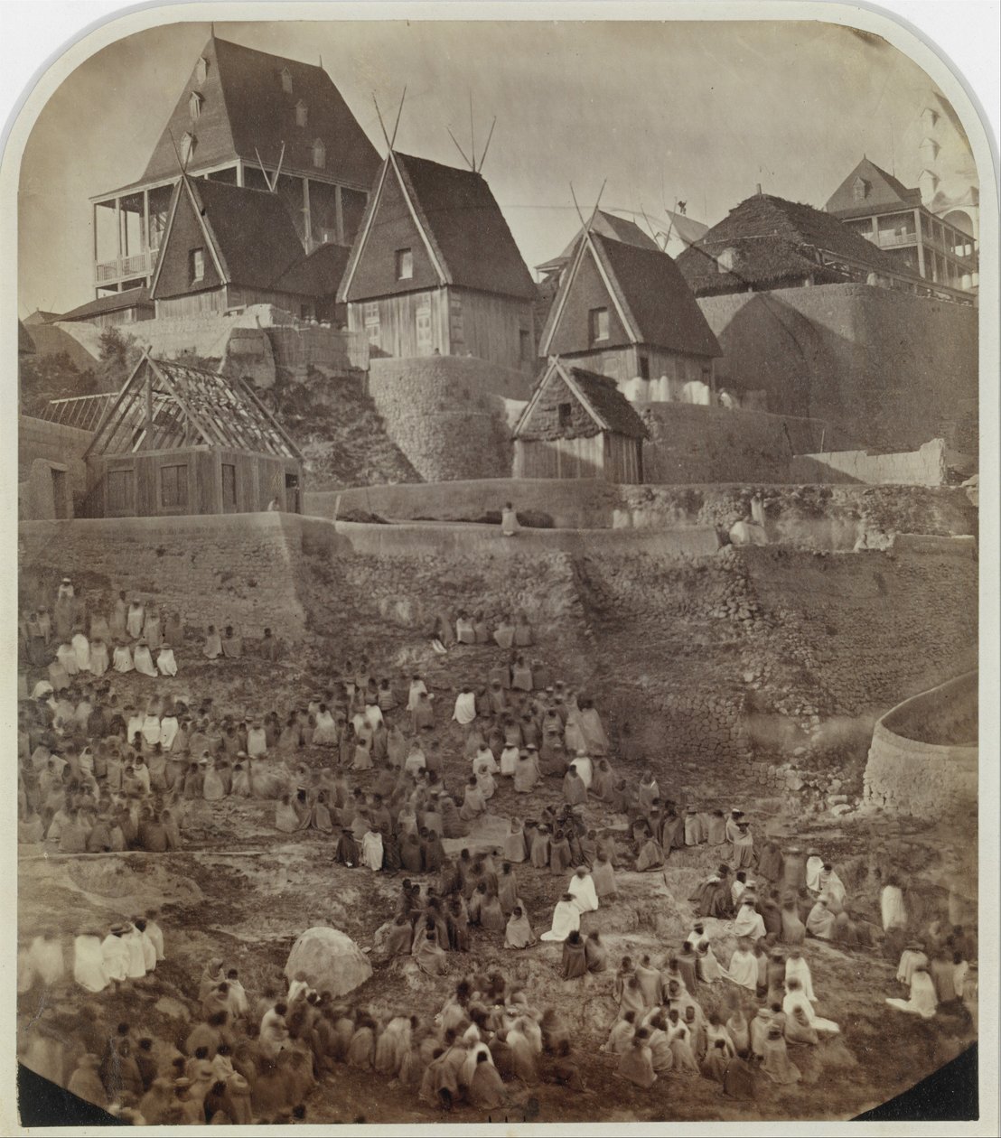Widok Antsahatsiroa, Madagaskar, 1862-65. autorstwa William Ellis