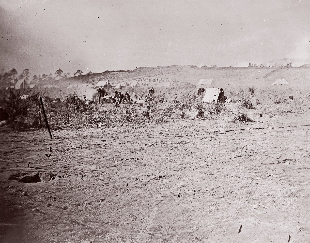 Daleki widok na Fort Brady, ca. 1865. autorstwa William Frank Browne