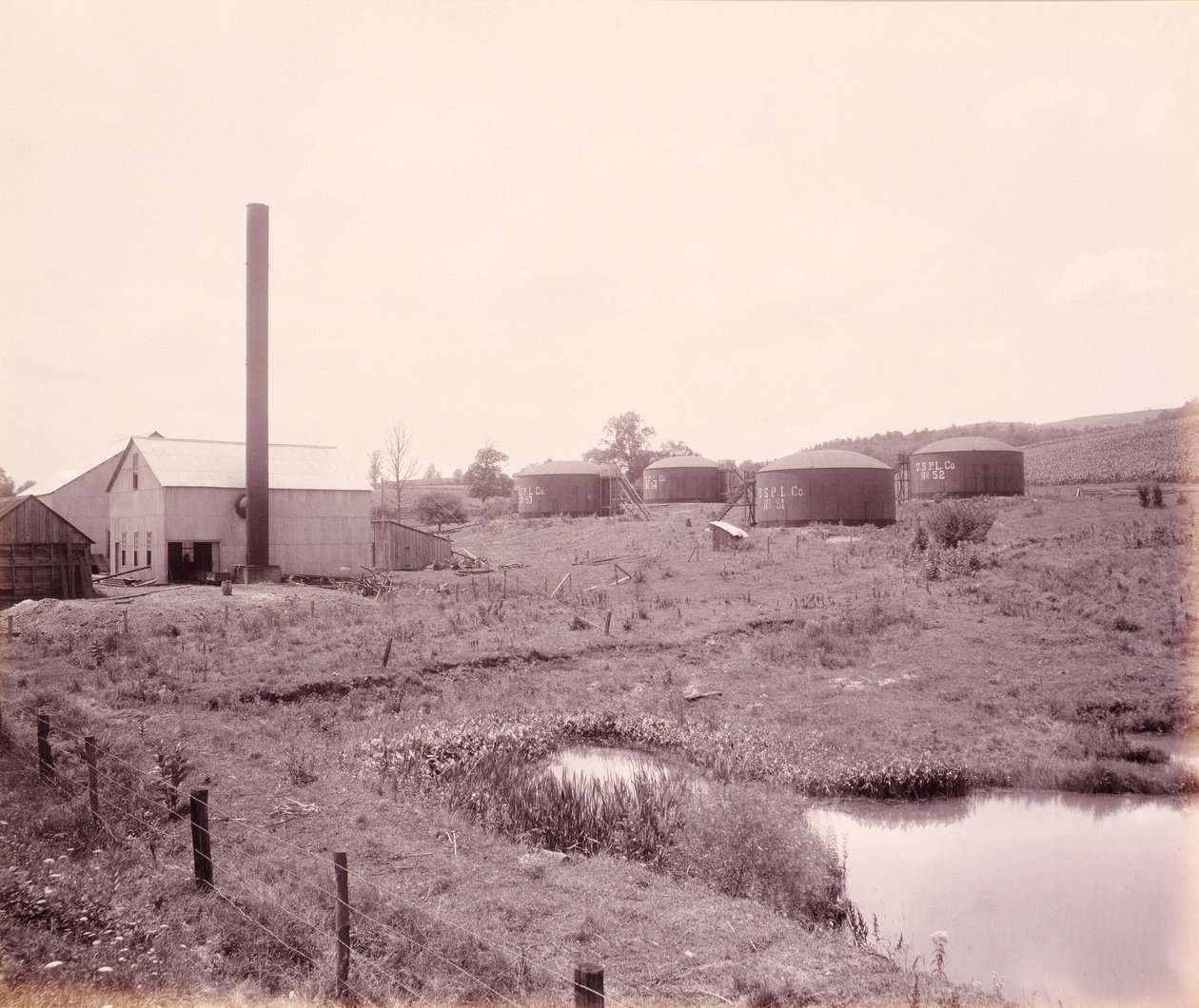 Pompownia ropy naftowej w pobliżu Athens dla Lehigh Valley Railroad autorstwa William H. Rau