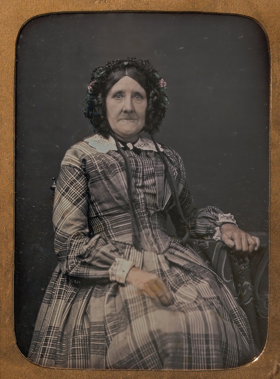 Siedząca starsza kobieta ubrana w sukienkę w kratę i czepek, 1854-60. autorstwa William Hardy Kent