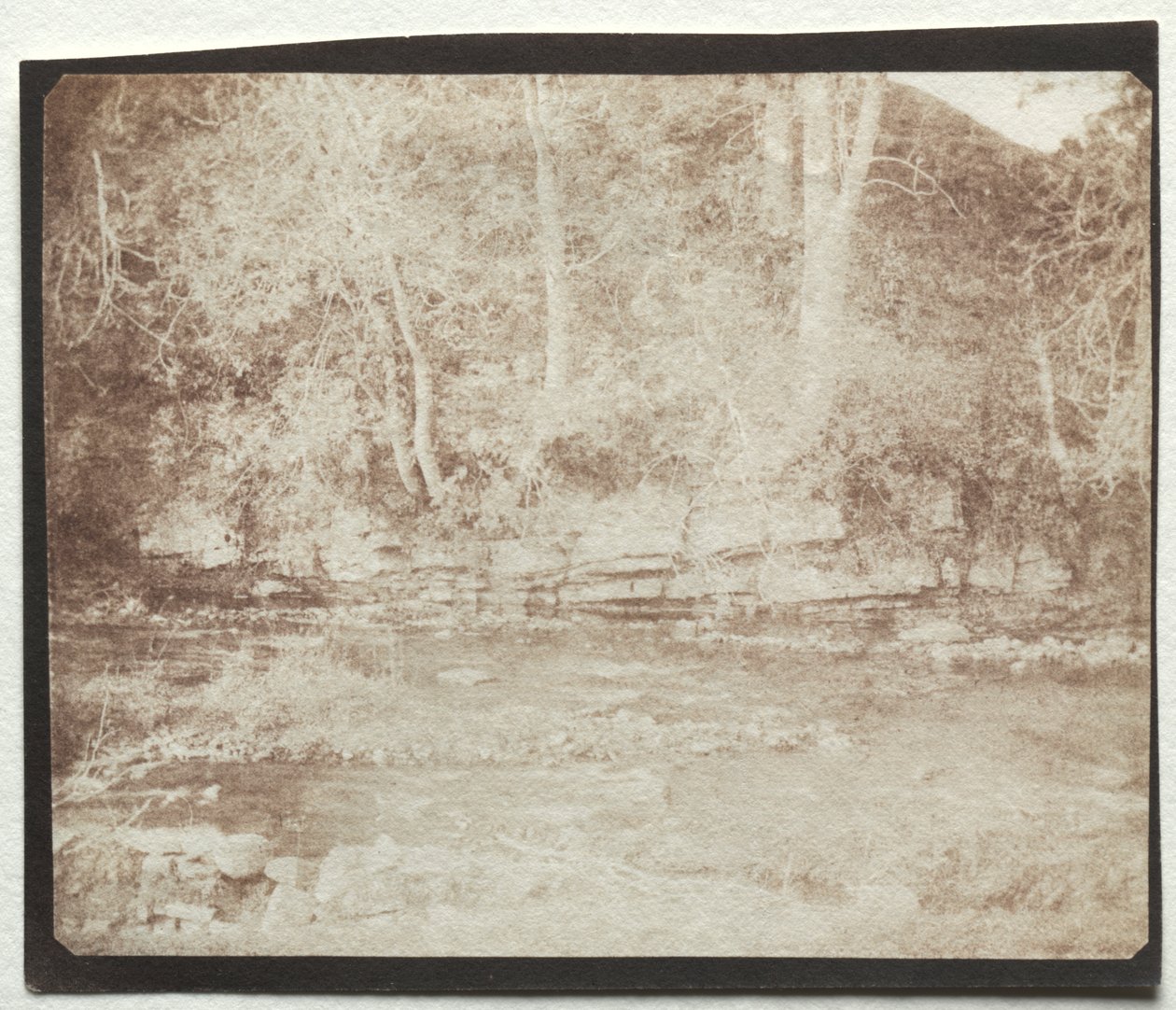 Górski strumyk płynący u stóp zamku Doune autorstwa William Henry Fox Talbot