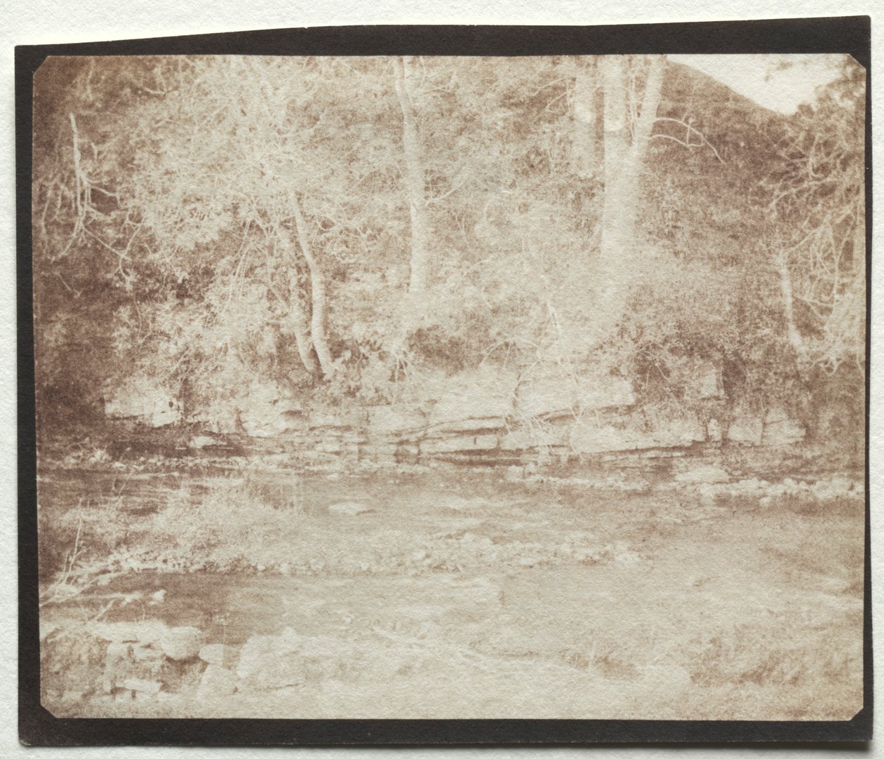 Górski strumyk płynący u stóp zamku Doune, 1844. autorstwa William Henry Fox Talbot