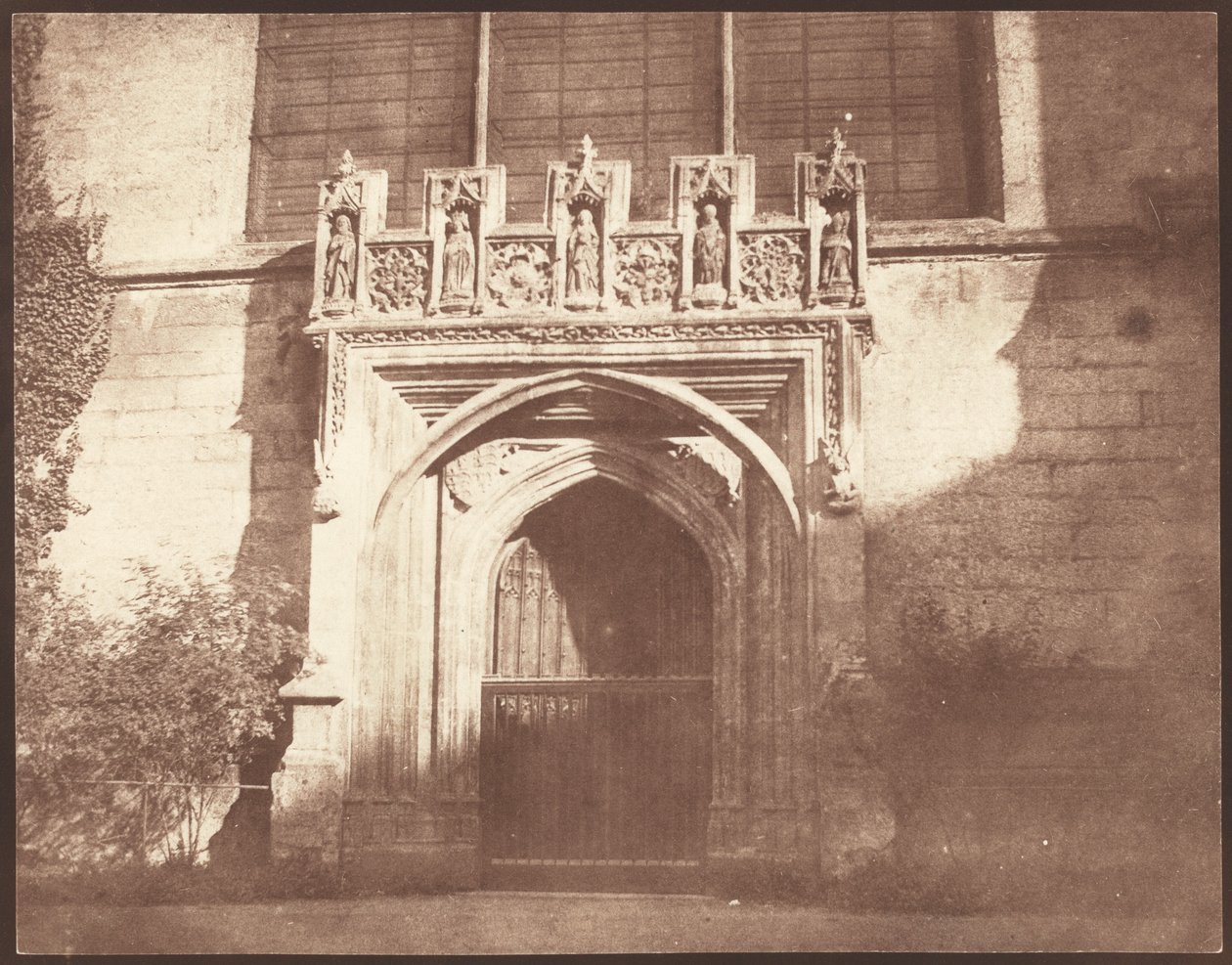 Starożytne drzwi w Magdalen College w Oksfordzie, kwiecień 1843 r. (zdjęcie) autorstwa William Henry Fox Talbot