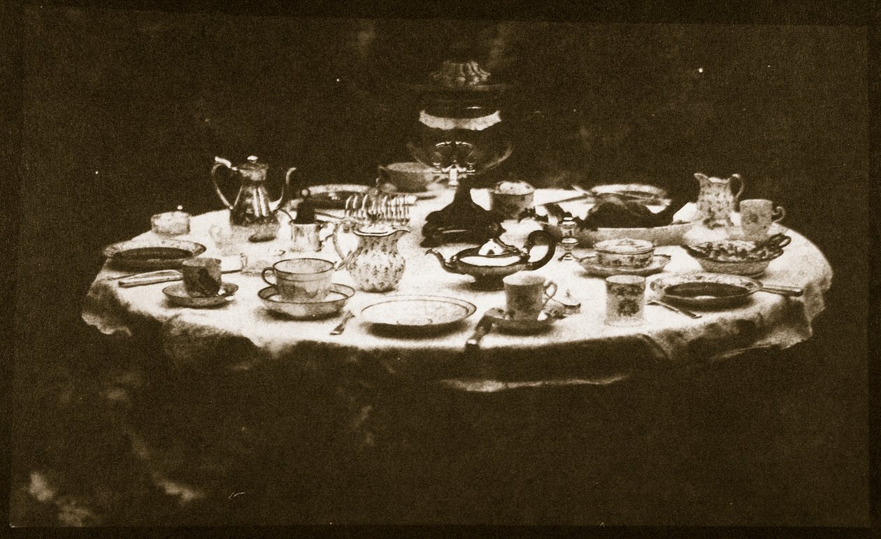 Elegancko nakryty stół, ok. 1841 (odbitka na papierze solnym z negatywu kalotypowego) autorstwa William Henry Fox Talbot