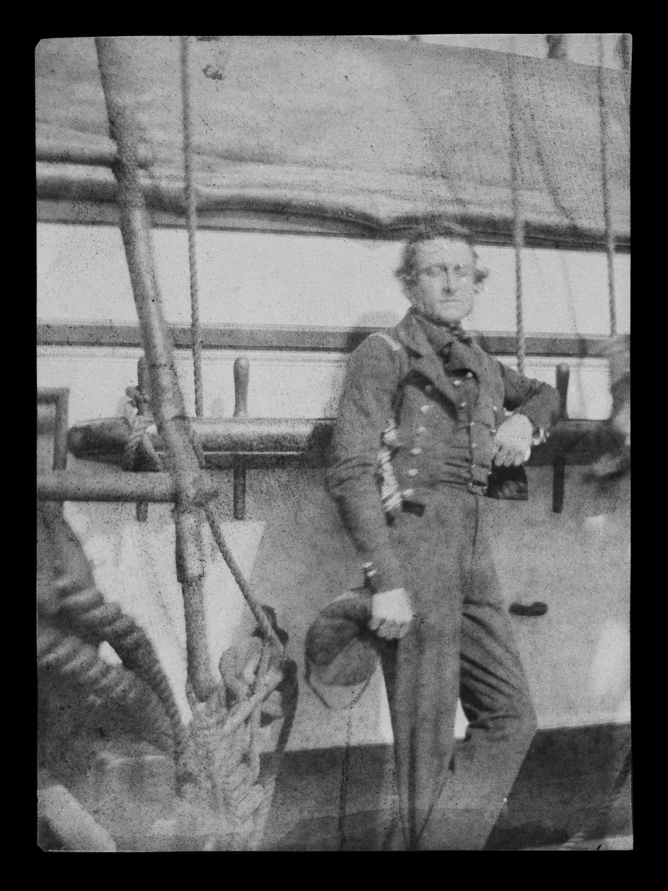 Niezidentyfikowany oficer marynarki() stojący przy szynie asekuracyjnej na lewej burcie 80-działowego trójpokładowca HMS "Superb" (1842). Odwrócony plik cyfrowy w celu utworzenia czarno-białego pozytywu. autorstwa William Henry Fox Talbot