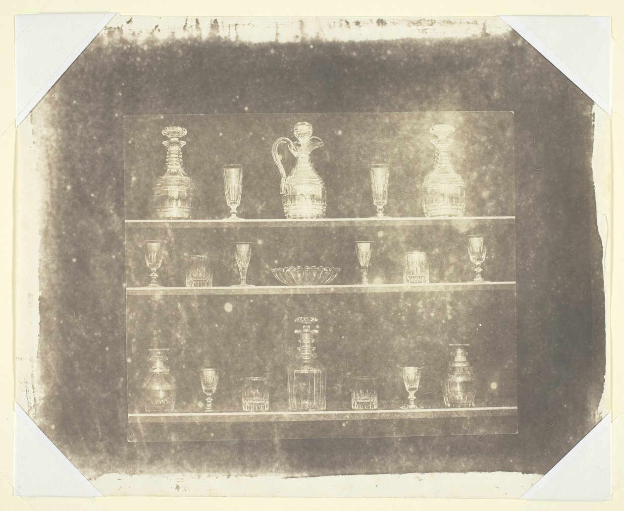 Artykuły szklane na trzech półkach autorstwa William Henry Fox Talbot