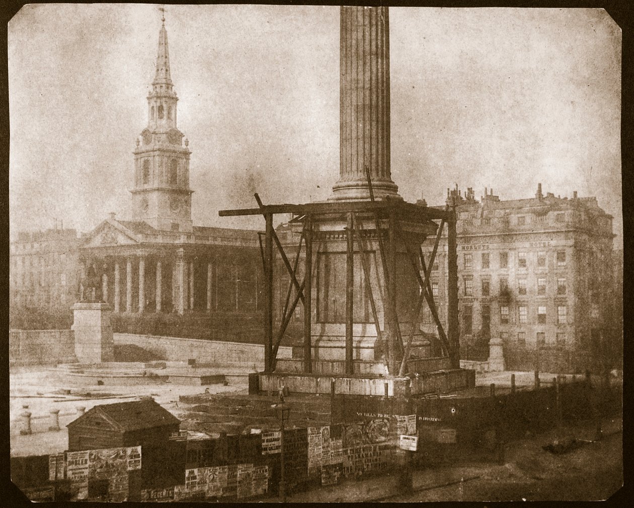 Kolumna Nelsona w budowie, ok. 1841 (odbitka na papierze solnym z negatywu kalotypu) autorstwa William Henry Fox Talbot