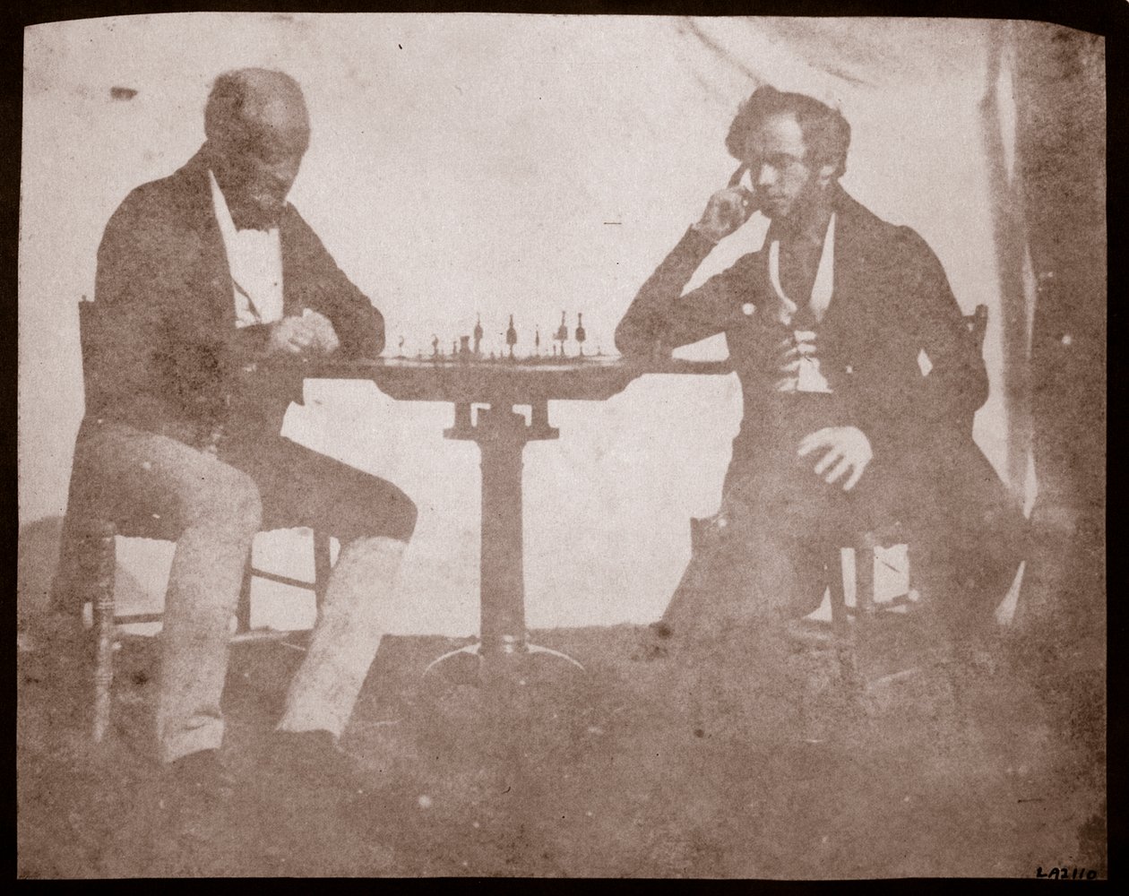 Nicolaas Henneman rozważa swój ruch w partii szachów, wrzesień 1841 (odbitka na papierze solnym z negatywu kalotypu) autorstwa William Henry Fox Talbot