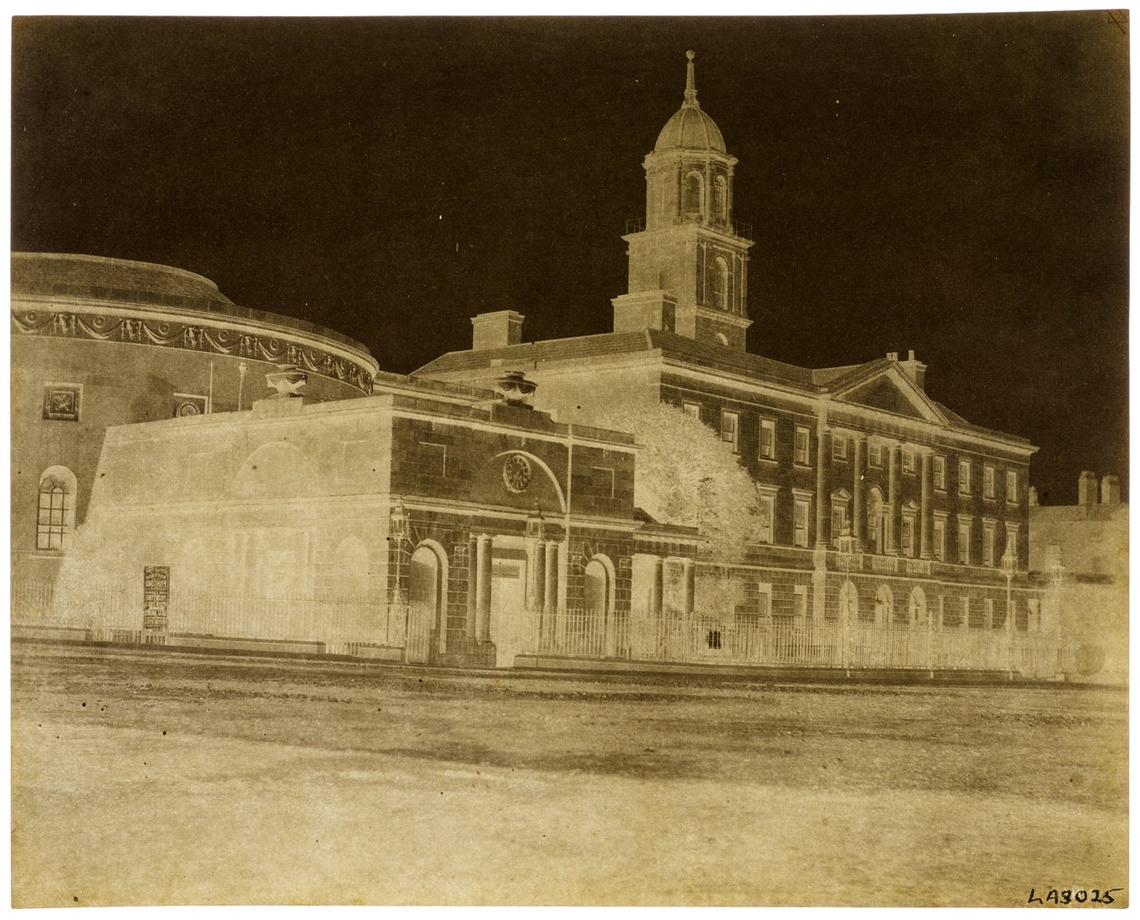 Szpital do leżenia i nowe sale zgromadzeń z Rotundą, Dublin (papierowa kamera negatywowa) autorstwa William Henry Fox Talbot