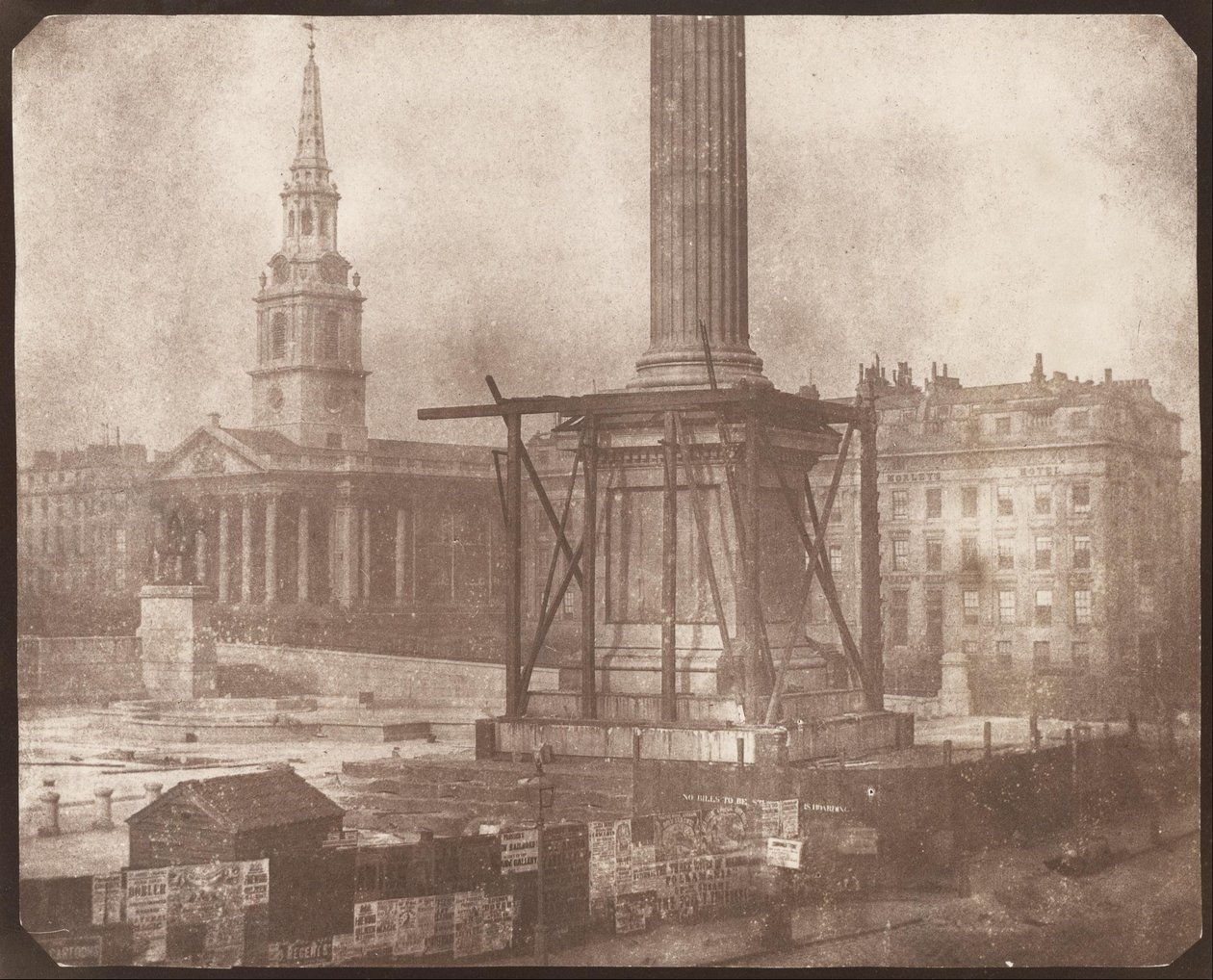 Kolumna Nelsona na Trafalgar Square w budowie autorstwa William Henry Fox Talbot