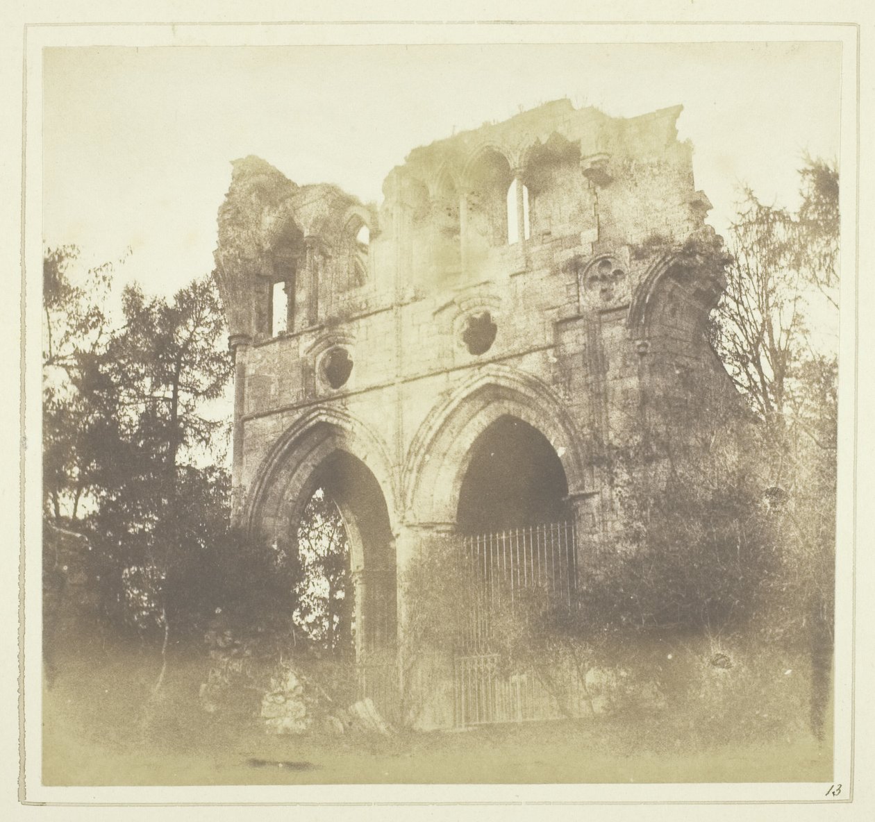Grób Sir W. Scotta w opactwie Dryburgh autorstwa William Henry Fox Talbot