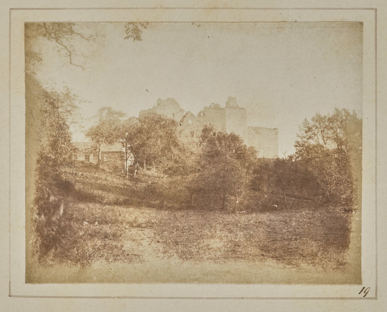 To samo widziane z drugiej strony [zamek Doune] autorstwa William Henry Fox Talbot