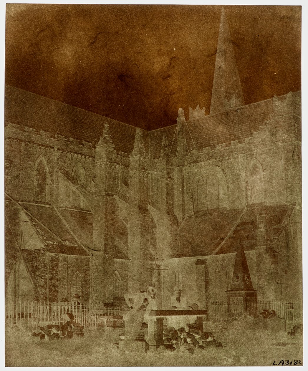 Dwóch mężczyzn pozuje na cmentarzu katedry św. Patryka w Dublinie (papierowa kamera negatywowa) autorstwa William Henry Fox Talbot
