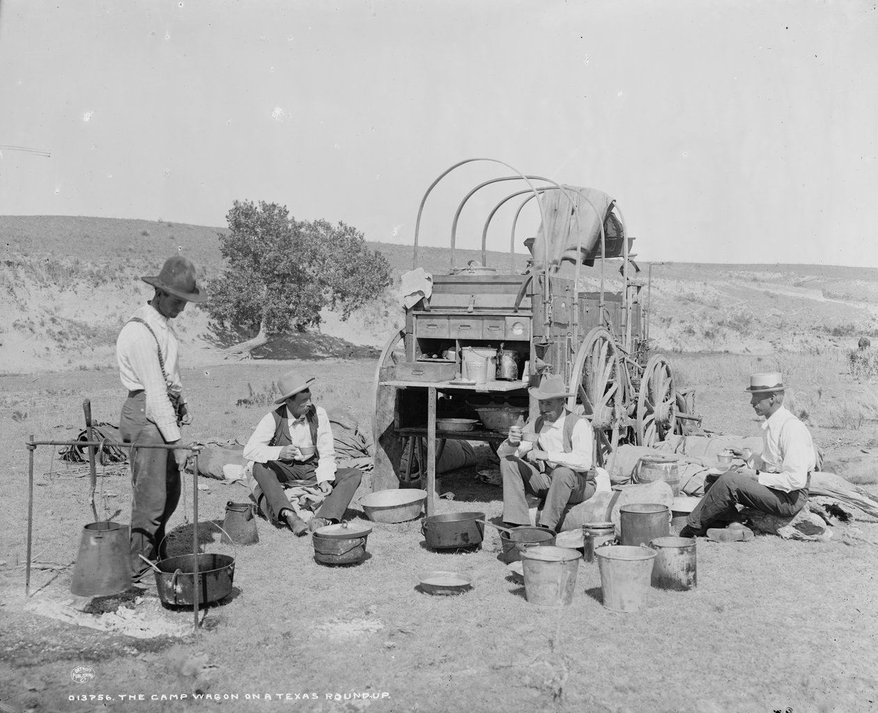 Wagon obozowy na łapance w Teksasie, ok. 1900 (zdjęcie czarno-białe) autorstwa William Henry Jackson