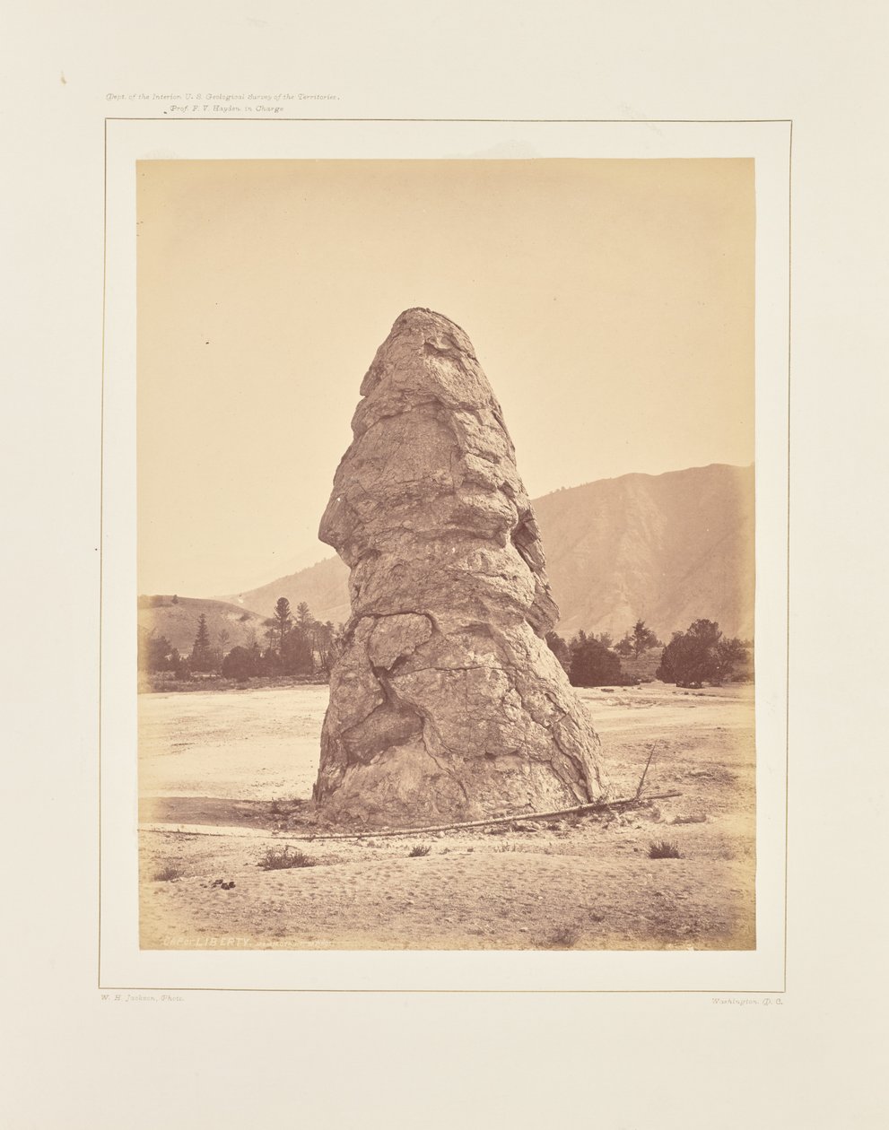Czapka wolności, Mammoth Hot Springs autorstwa William Henry Jackson