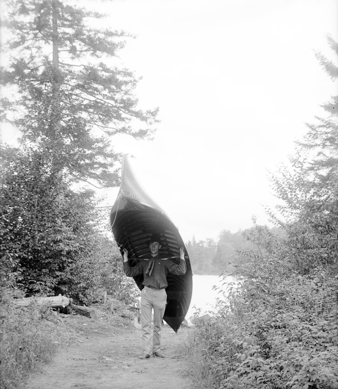 Przenoszenie kajaka w górach Adirondack autorstwa William Henry Jackson