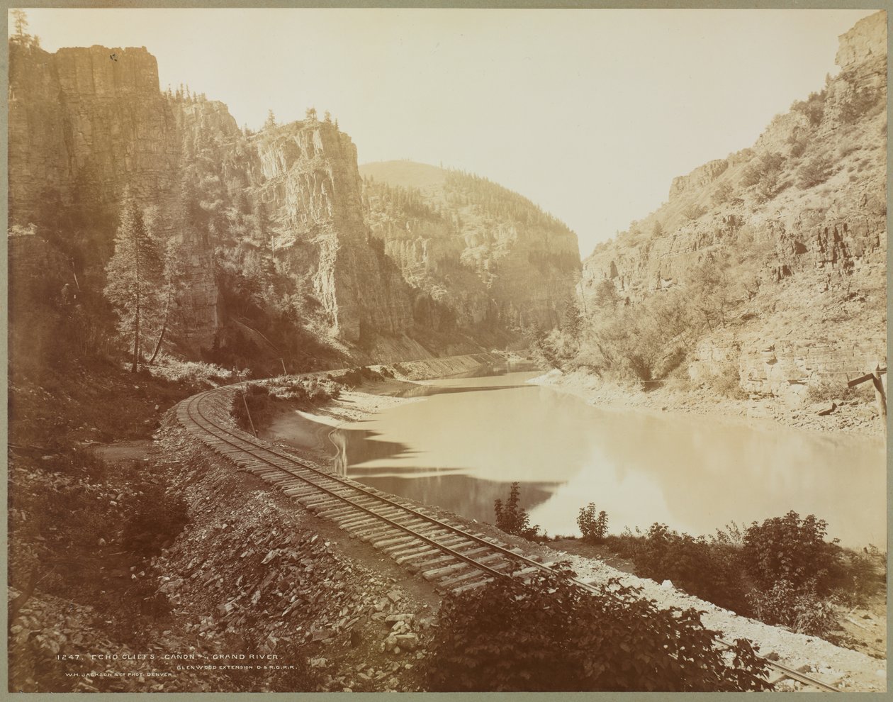 Echo Cliffs, Kanion Wielkiej Rzeki, Glenwood Extension, Kolorado, 1885. autorstwa William Henry Jackson