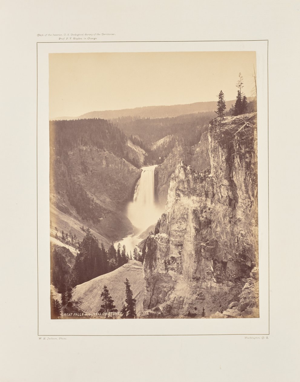 Dolny wodospad Yellowstone, widok z oddali autorstwa William Henry Jackson