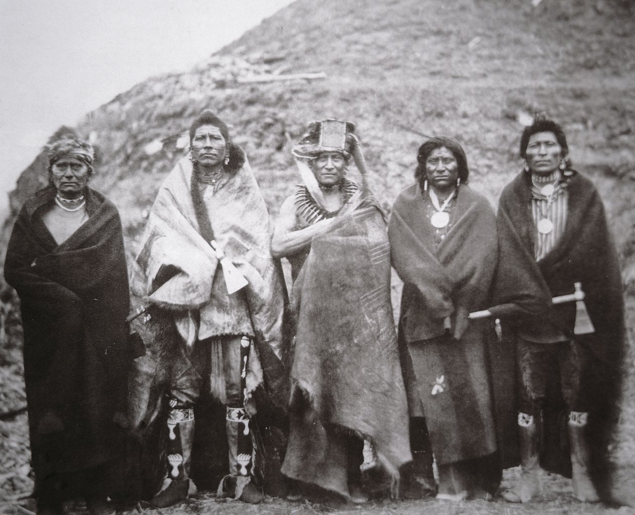 Pawnee ludzie przed plemiennym loży ziemskiej, ok. 1869 (zdjęcie czarno-białe) autorstwa William Henry Jackson