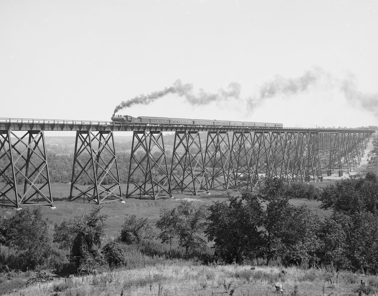 Most kolejowy nad rzeką Des Moines, ok. 1900 (zdjęcie czarno-białe) autorstwa William Henry Jackson