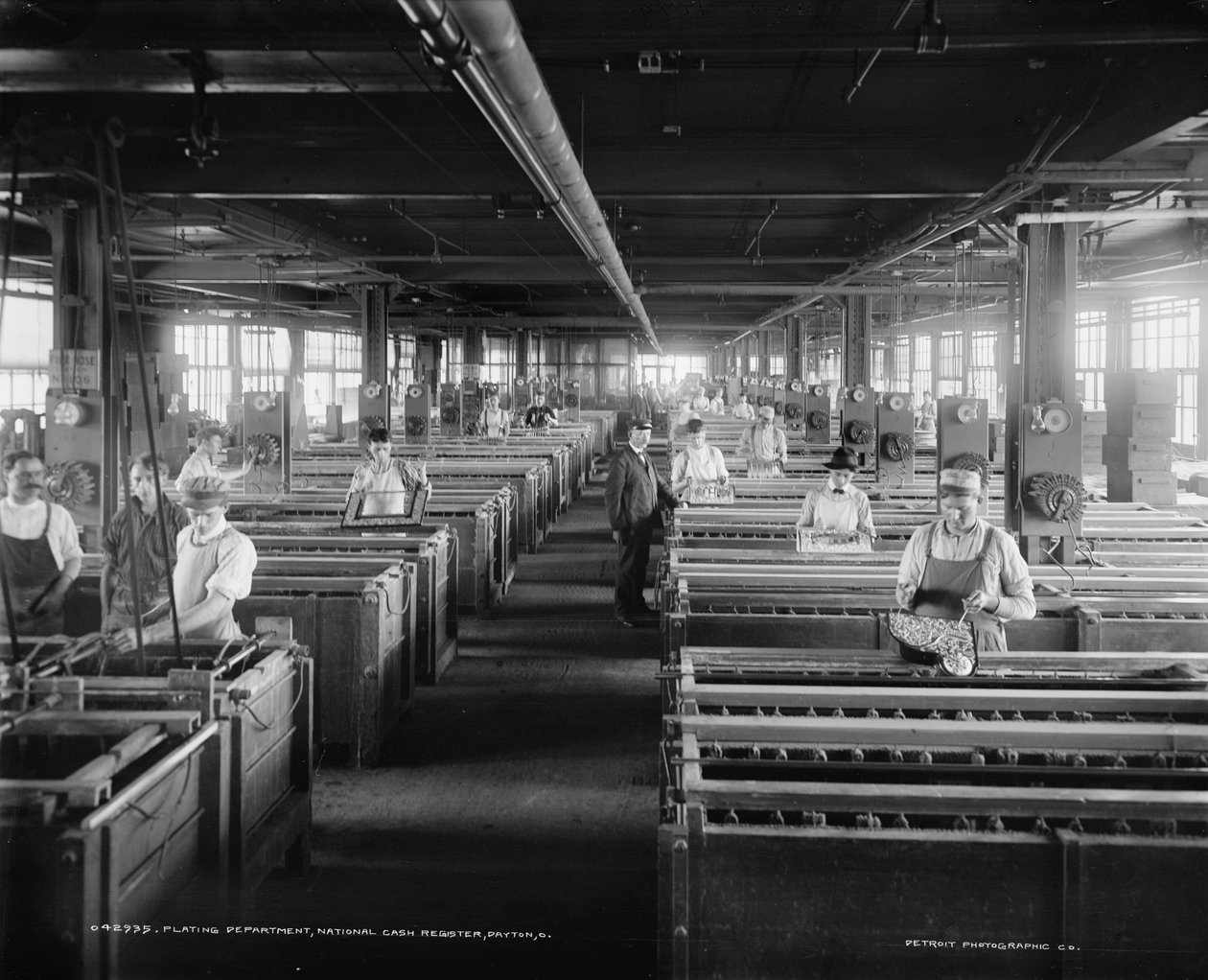 Pracownicy działu galwanizacji, National Cash Register Company, Dayton, Ohio, USA, ok. 1902 (zdjęcie czarno-białe) autorstwa William Henry Jackson