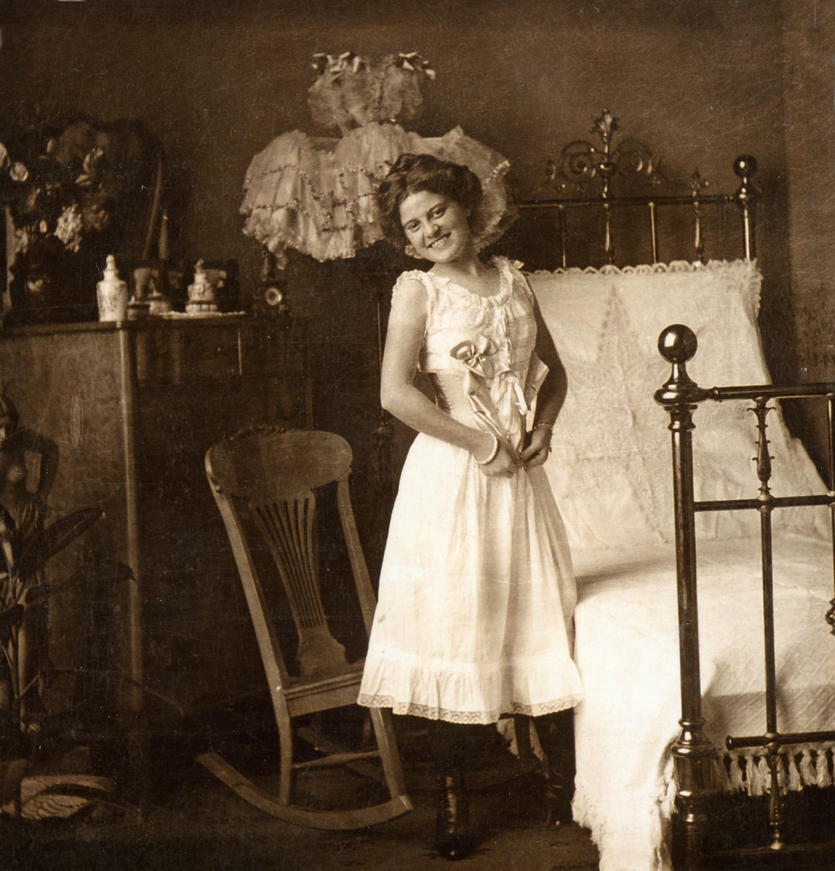 „Oh That Gorset” „Po operze”, ok. 1900 (zdjęcie w sepii) (patrz także 473262) autorstwa William Herman Rau