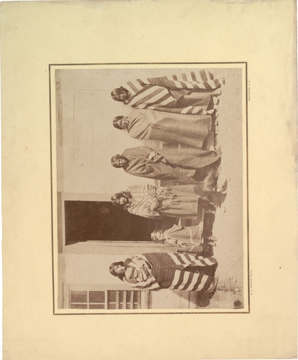 Grupa pięciu rdzennych Amerykanek z młodą dziewczyną i dzieckiem, 1871 (zdjęcie w sepii) autorstwa William Hicks Jackson