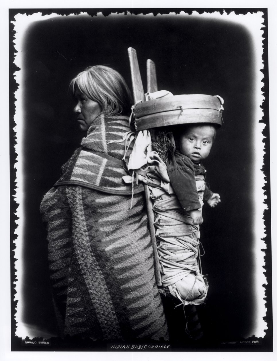 Kobieta Navajo niosąca na plecach papuzę, ok. 1914 (fot. bw) autorstwa William Carpenter