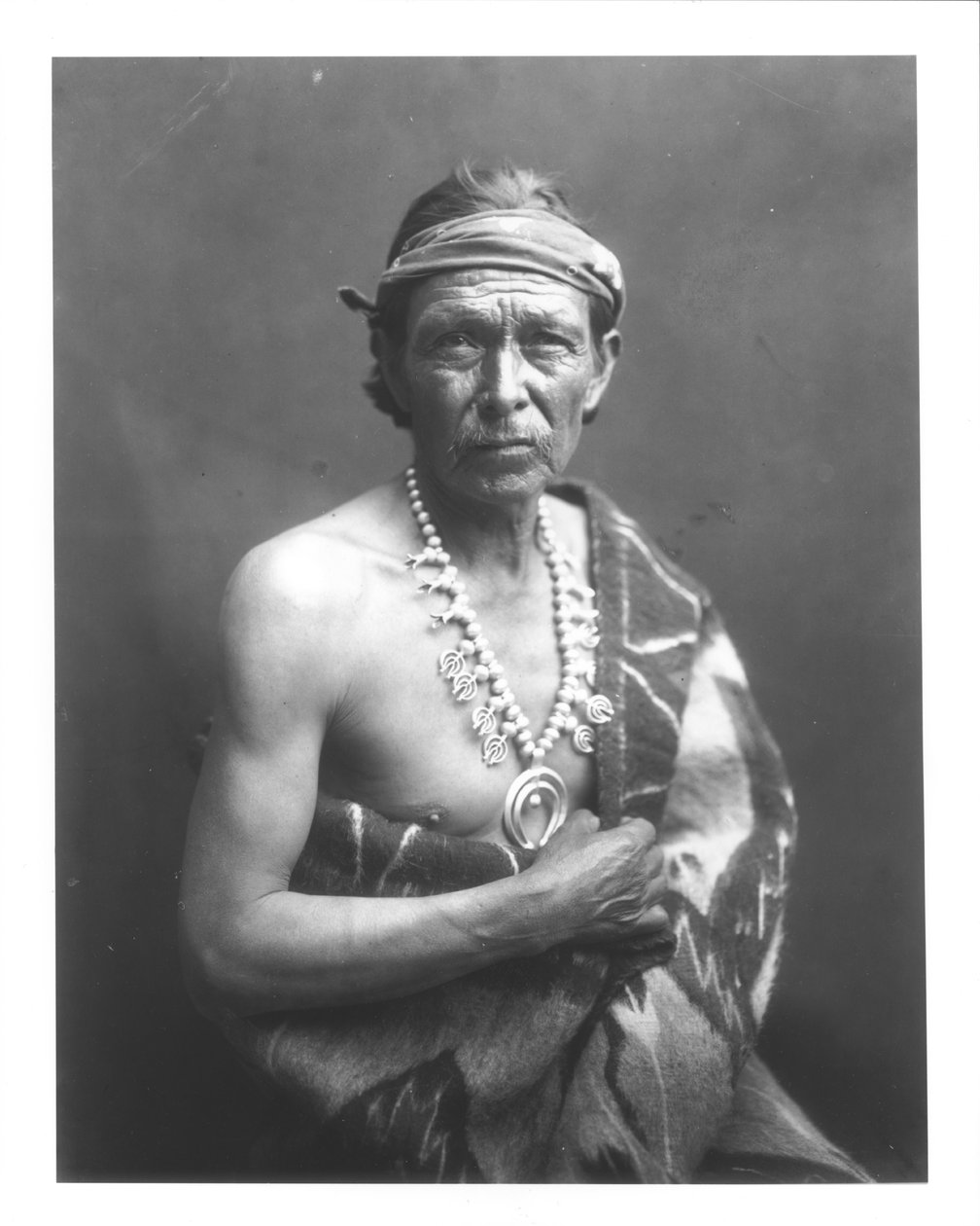 Medykarz, ok. 1915 (fot. bw) autorstwa William Carpenter