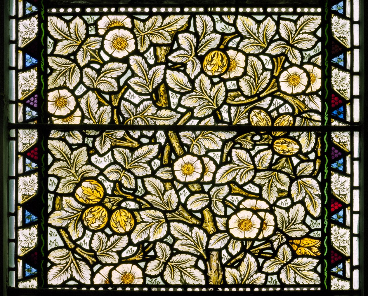 Kirkcaldy Stary Kirk, Morris & Co., William Morris, Dzikie róże i orzechy laskowe, 1886 autorstwa William Morris