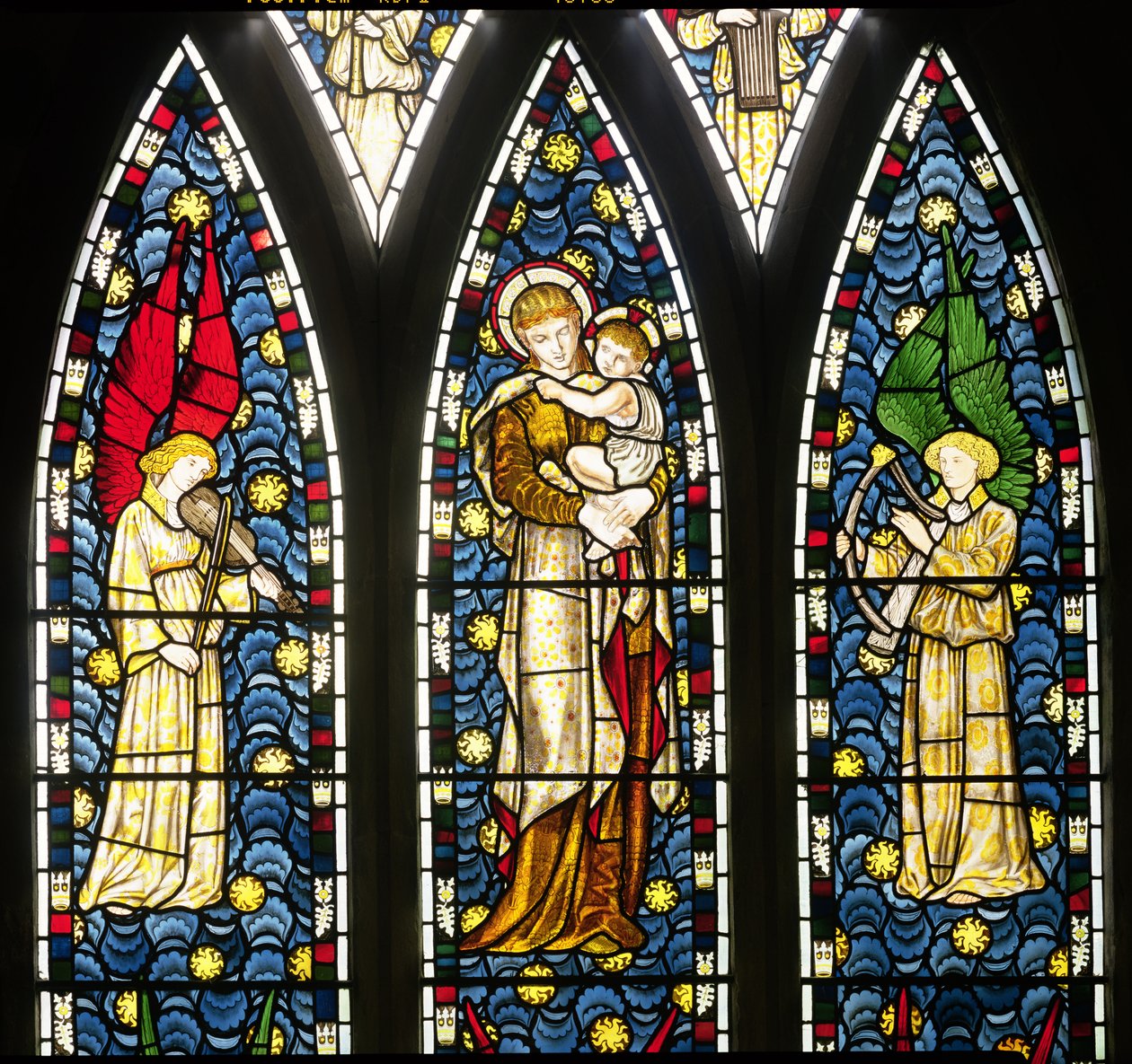 Madonna z Dzieciątkiem z dwoma aniołami, fragment górnej połowy okna aniołów, 1869 fragment witrażu z 20165 r. autorstwa William Morris