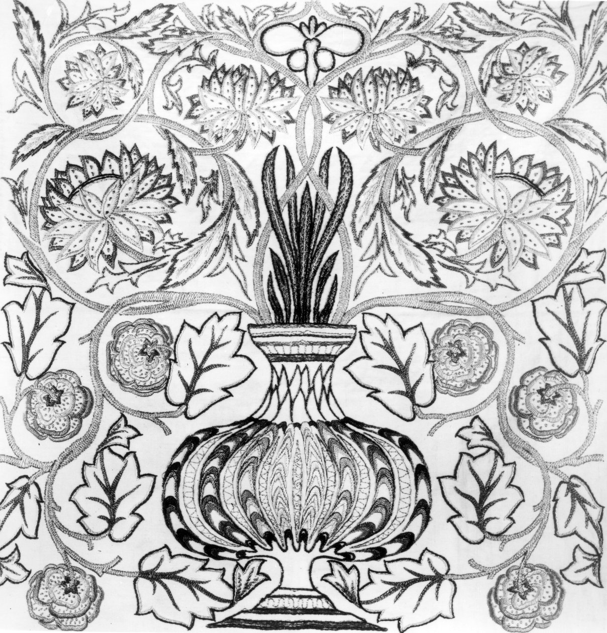 "The Flower Pot", haftowany panel zaprojektowany przez Williama Morrisa (1834-96) i wykonany przez May Morris (druk czarno-biały) autorstwa William Morris