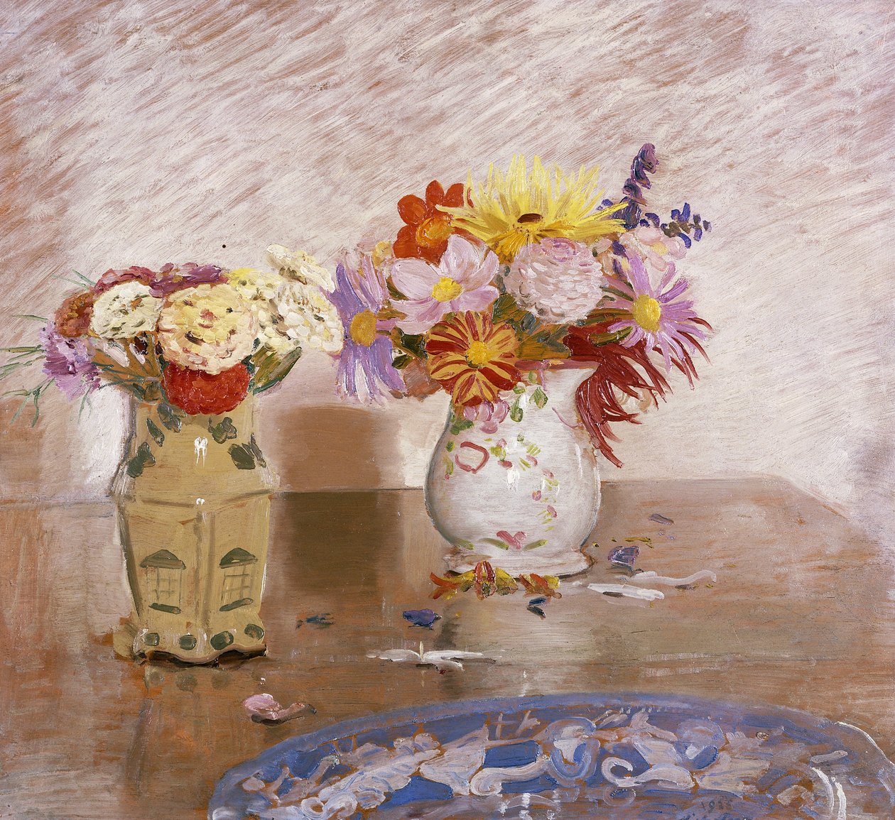 Dwa wazony z kwiatami i niebieski talerz autorstwa William Nicholson