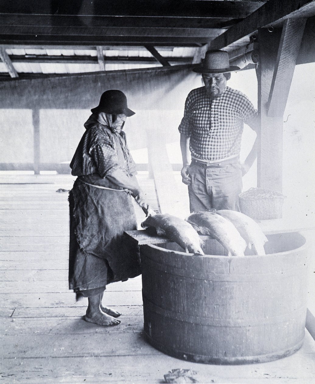 Indian Salmon Cleaner, niedaleko New Westminster, Kolumbia Brytyjska (Prowincja Kanady) autorstwa William Notman