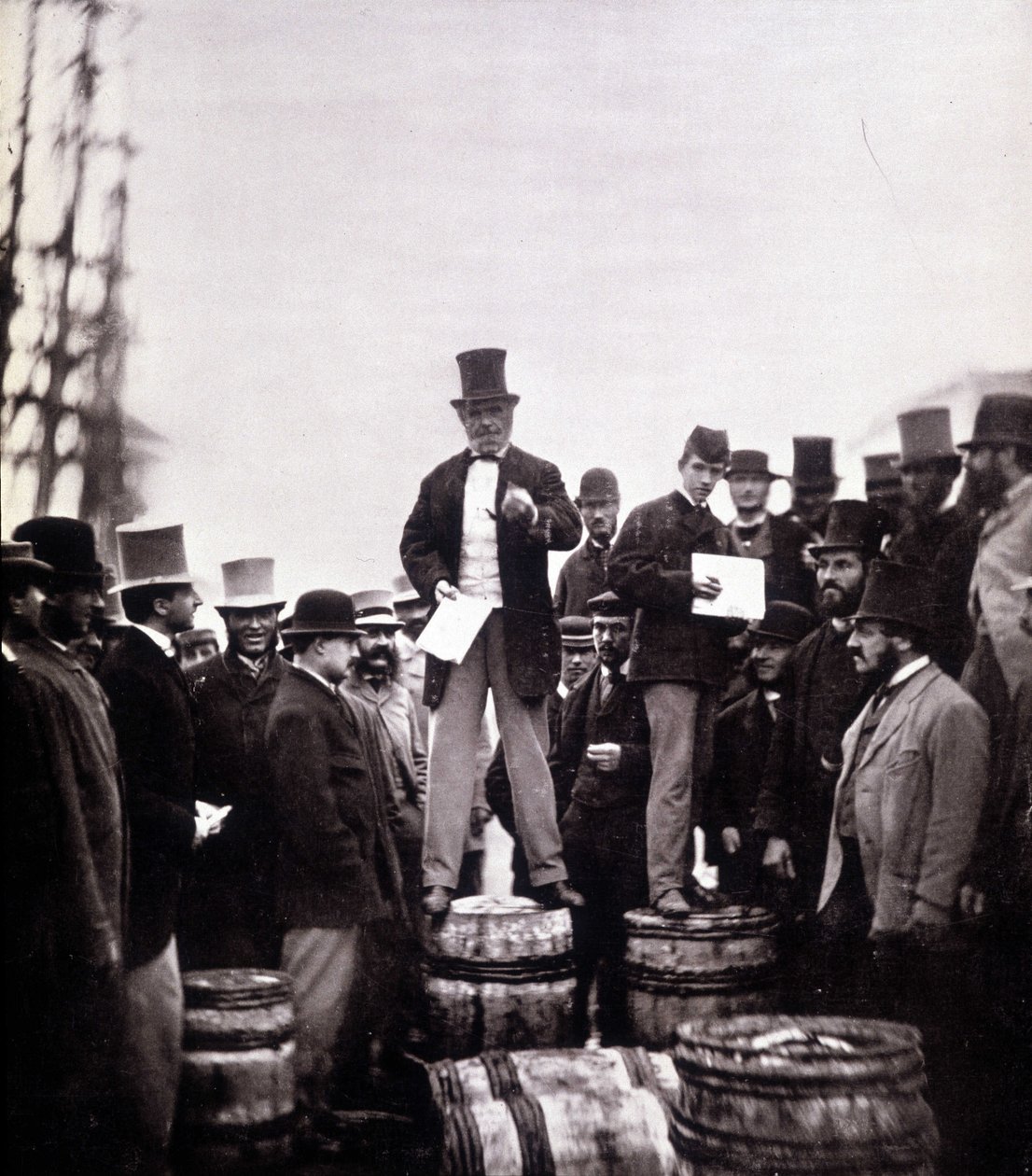 Scena politycznego dyskursu na ulicy: mężczyzna stoi na beczce i przemawia do wyłącznie męskiego tłumu. Zdjęcie: William Notman (1826-1891), Musee McCord Museum, Montreal. Koniec XIX wieku autorstwa William Notman