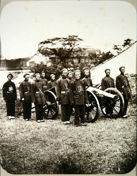 Chińscy żołnierze, ok. 1875 (druk albumowy) autorstwa William Saunders