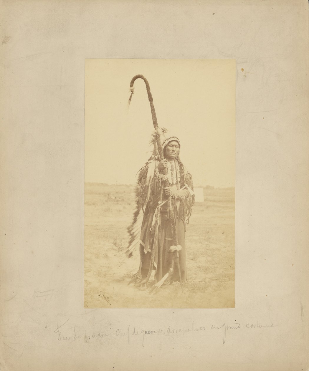 Powder Face, wódz wojenny Arapahów, [w stroju wojennym]. autorstwa William Stinson Soule