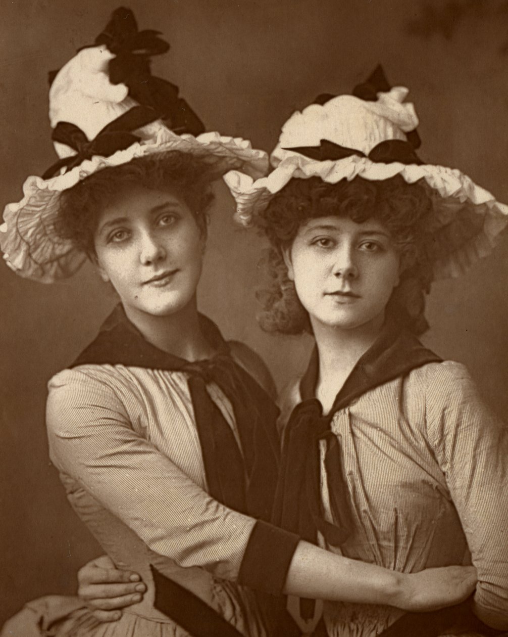 Dwie róże, Maude Millett i Annie Hughes, brytyjskie aktorki, 1888 autorstwa William and Daniel Downey