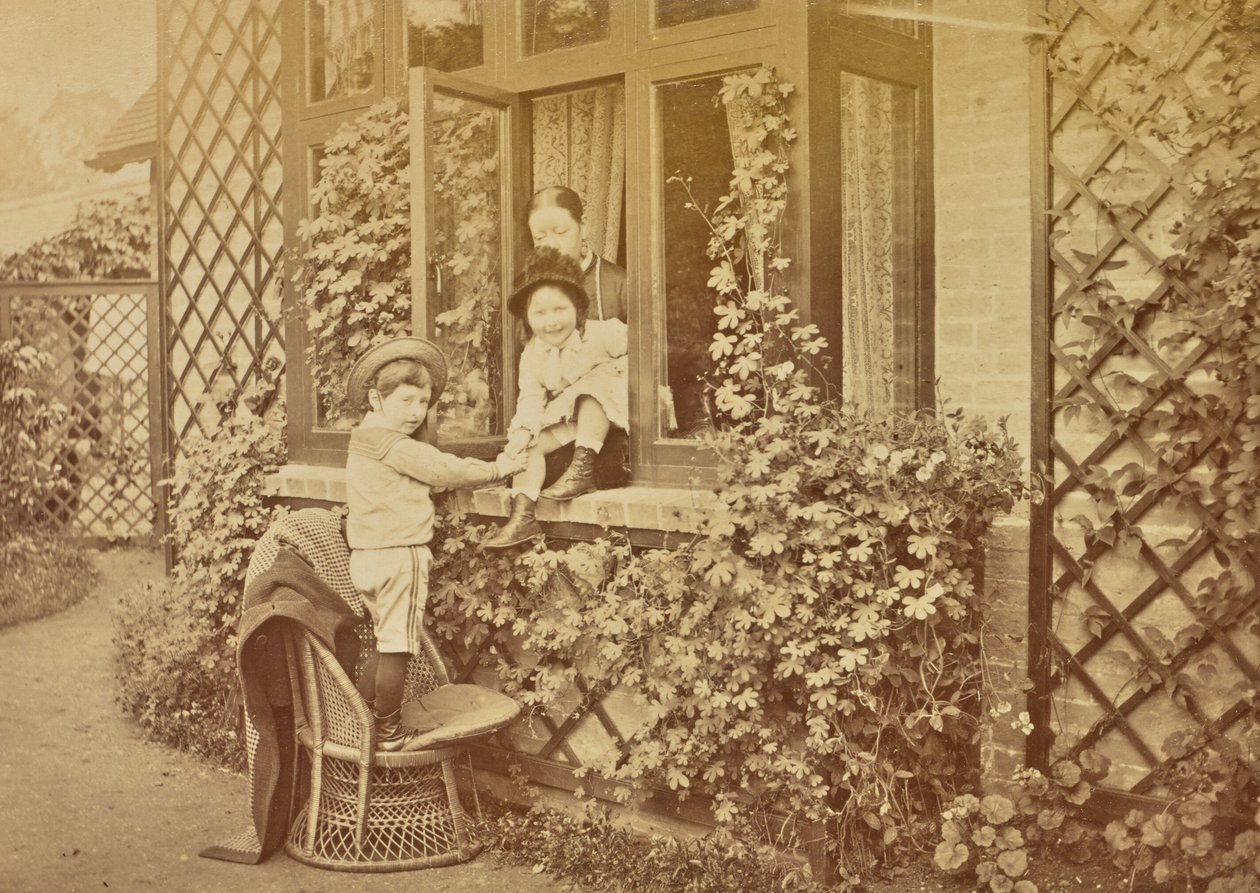 [Dzieci bawiące się przy oknie] autorstwa Willoughby Wallace Hooper
