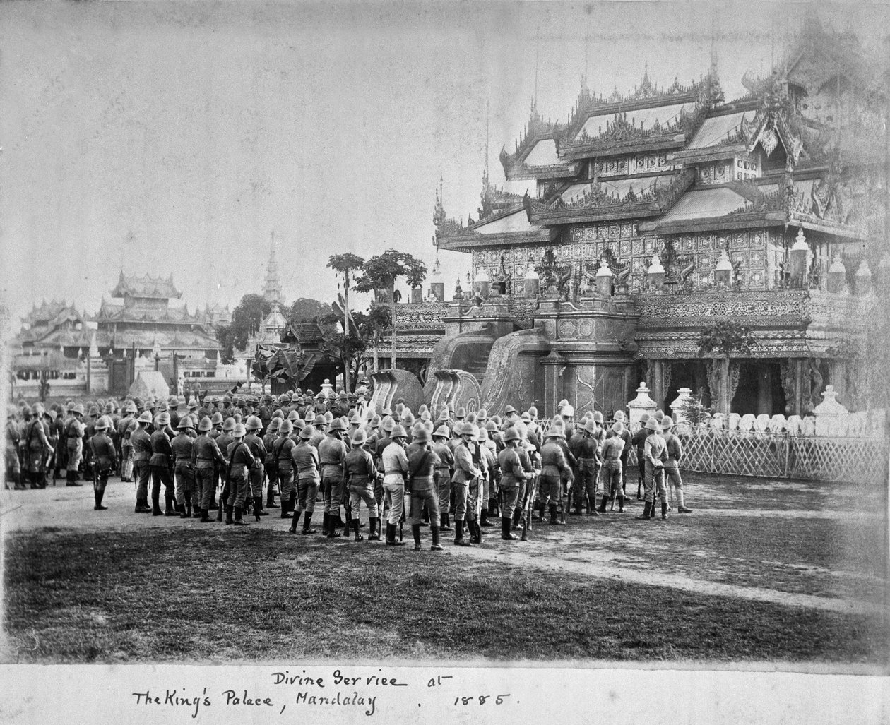 ?Służba Boża w Pałacu Królewskim, Mandalay, 1885?. autorstwa Willoughby Wallace Hooper