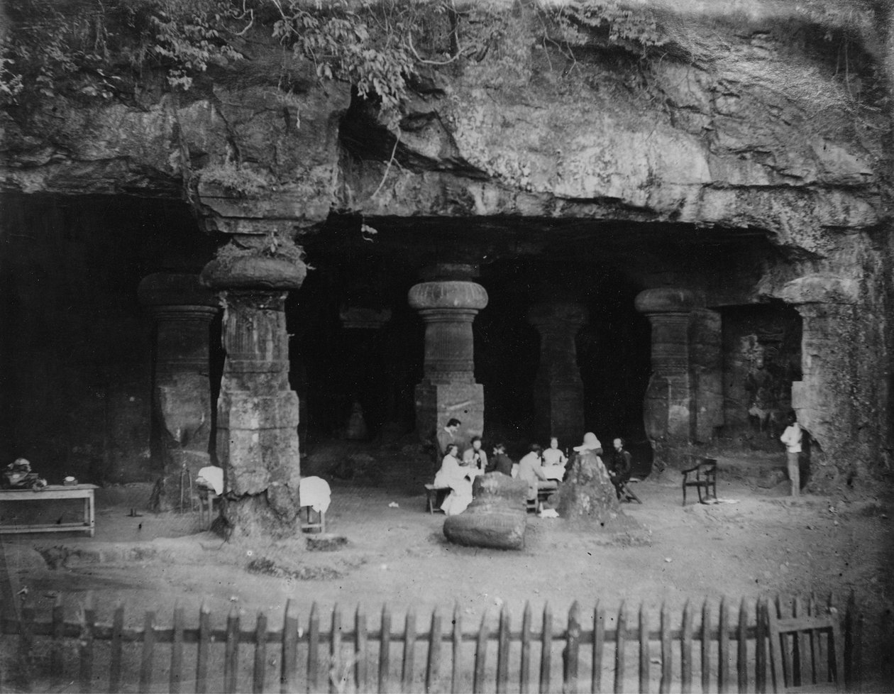 Indie: piknik przy wejściu do jaskiń Elephanta w pobliżu Bombaju, lata 70. XIX wieku autorstwa Willoughby Wallace Hooper