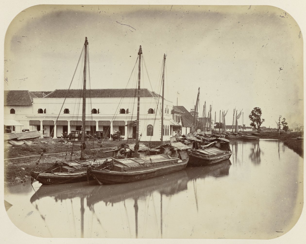 Groote Boom na kanale portowym w Batavii autorstwa Woodbury and Page