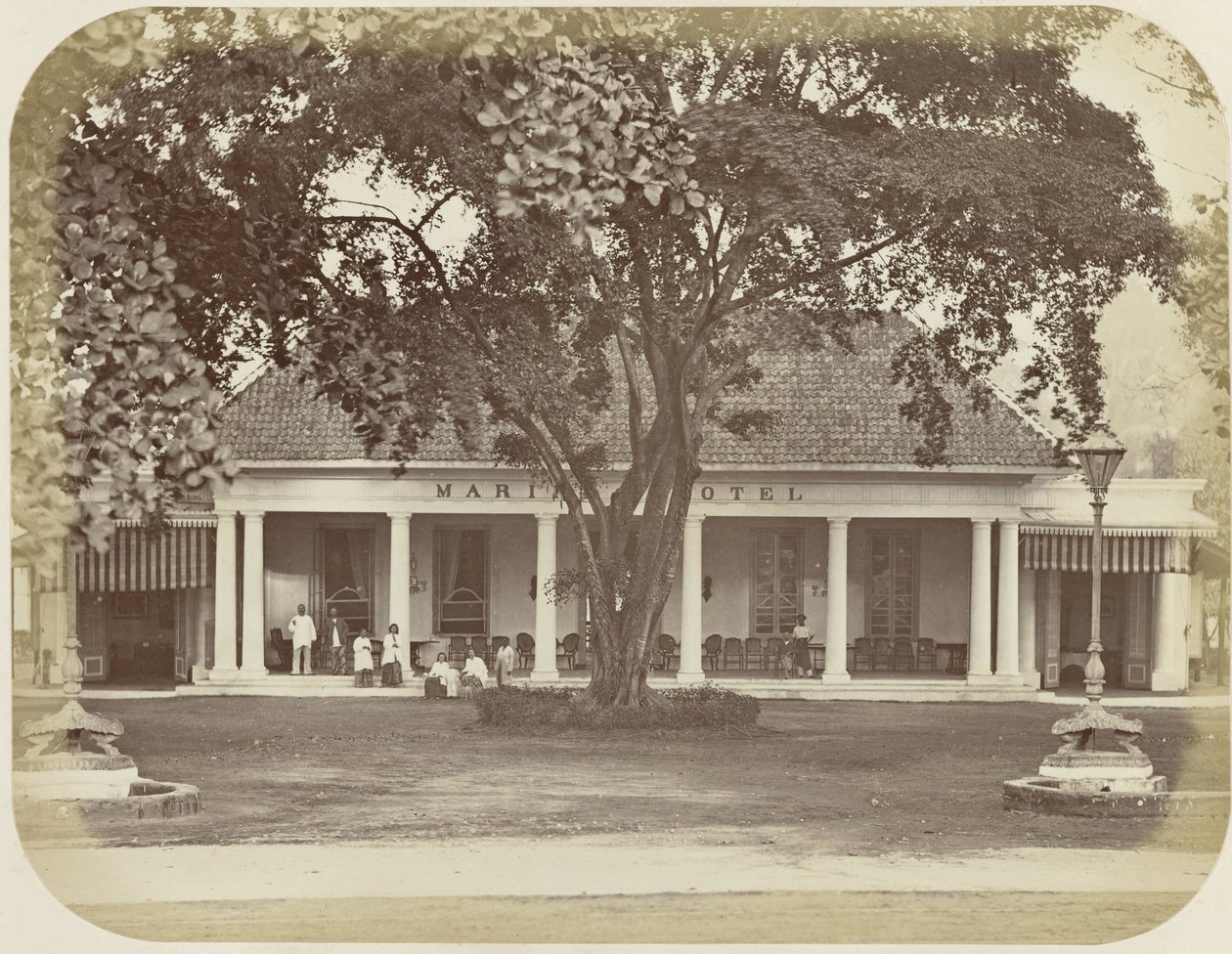 Marine Hotel w Batavia autorstwa Woodbury and Page