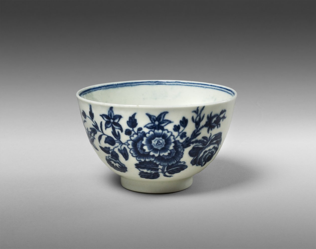 Miseczka na herbatę, ok. 1770-1783 (miękka porcelana z nadrukiem transferowym) autorstwa Worcester Porcelain Manufactory