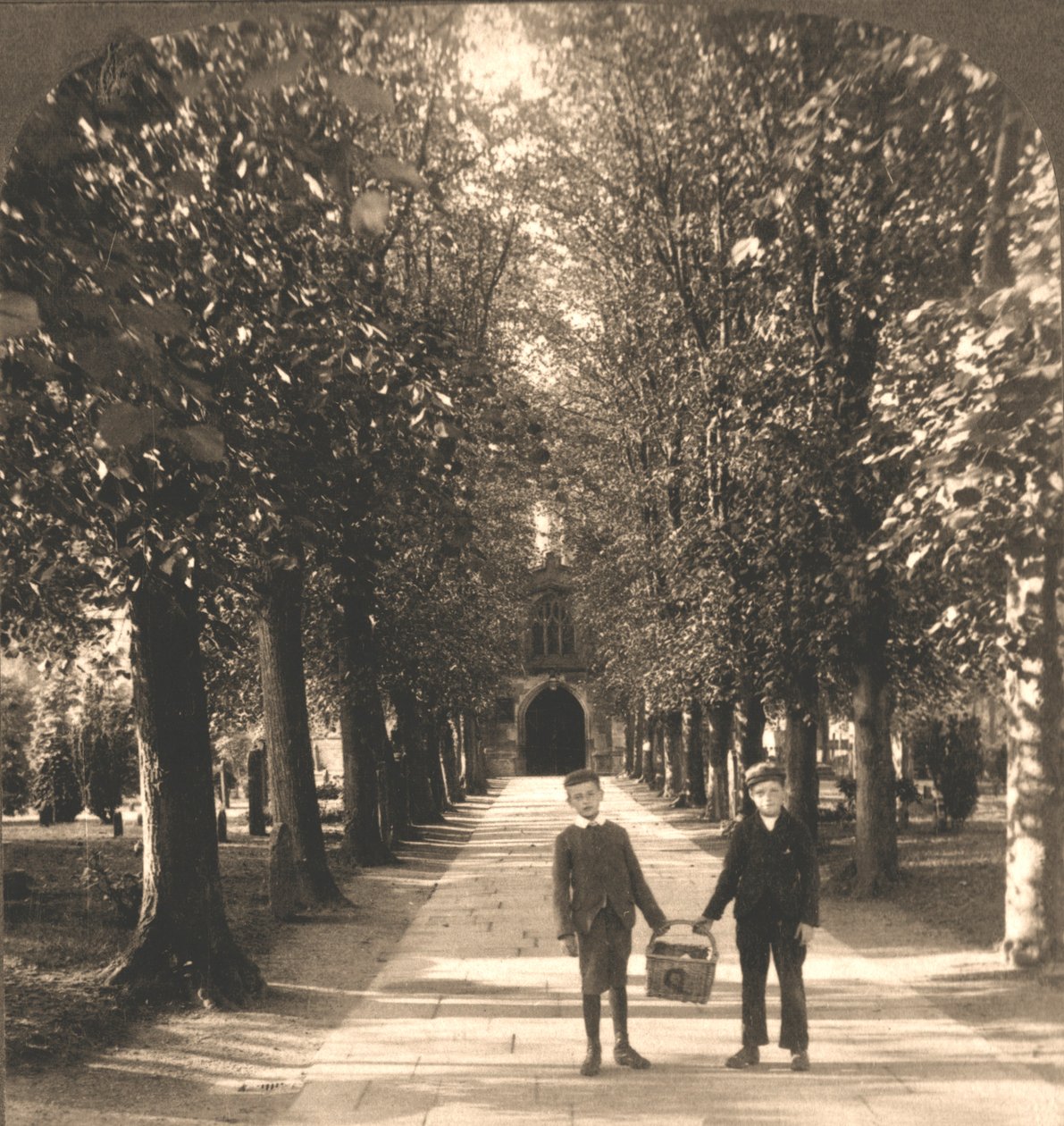 Podejście do Trinity Church, Stratford on Avon, Anglia, 1905. autorstwa Works and Sun Sculpture Studios