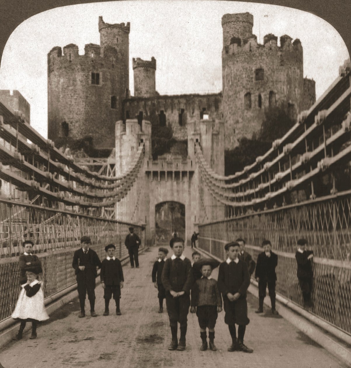 Conway, Walia, średniowieczny zamek i most, 1901. autorstwa Works and Sun Sculpture Studios