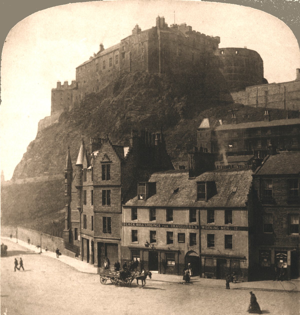 Zamek w Edynburgu z Grassmarket w Szkocji. autorstwa Works and Sun Sculpture Studios