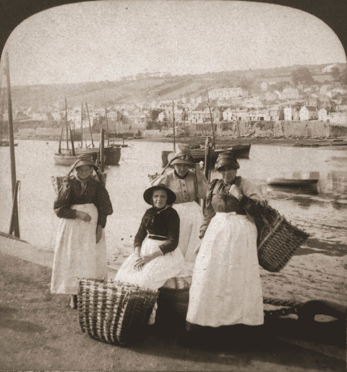 Rybaczki w Newlyn, Kornwalia, 1900. autorstwa Works and Sun Sculpture Studios